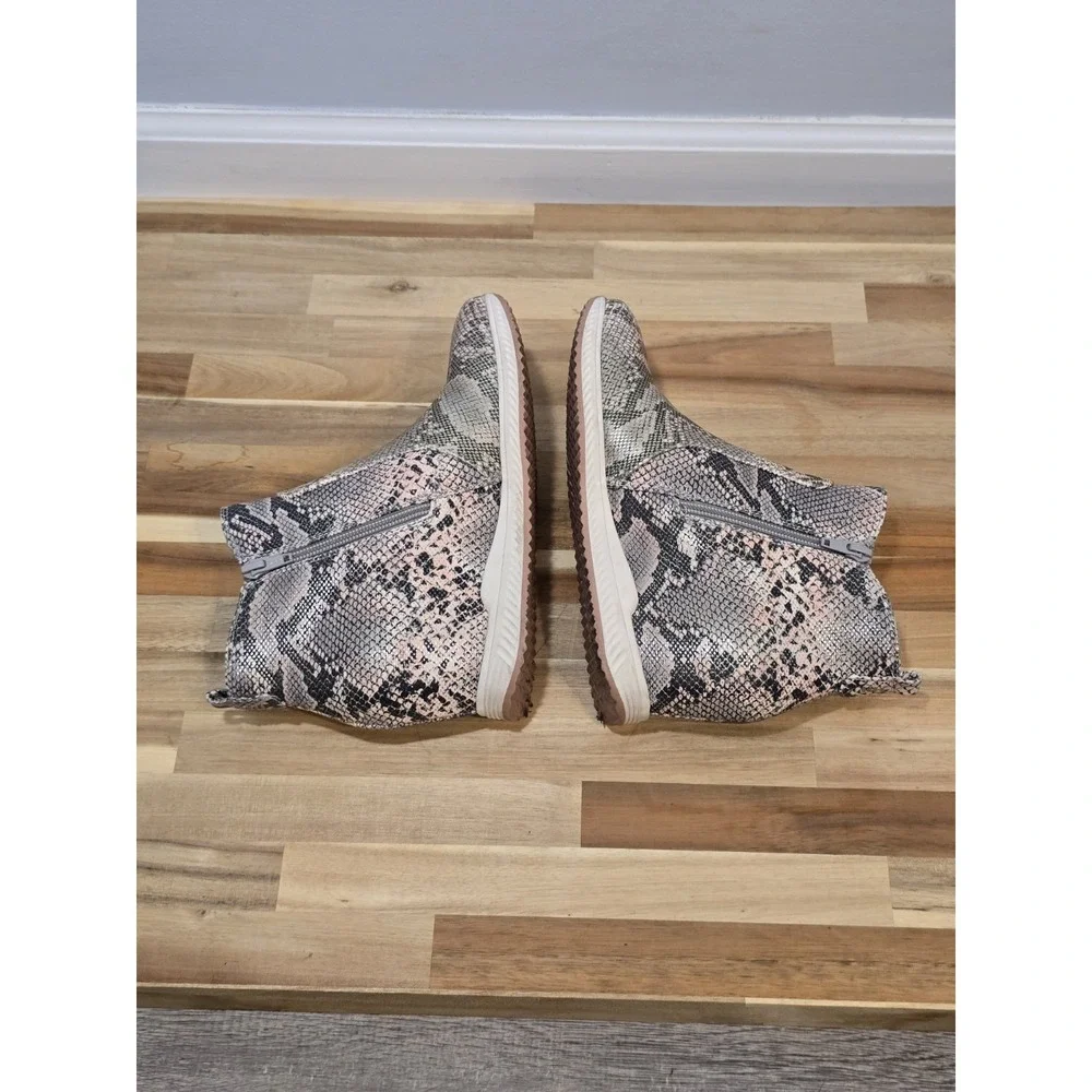Baretraps Jaci Women's Snakeskin Print Hidden Wedge Side Zip‎ Sneakers Size 7.5M